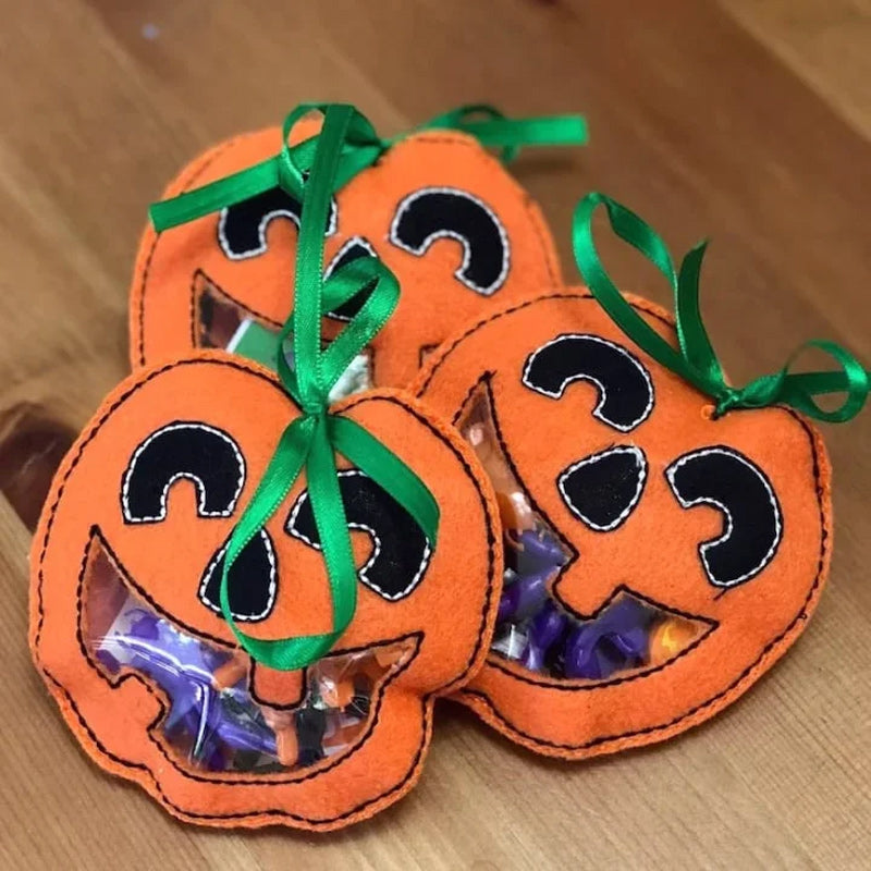 Halloween slikpose med græskar og spøgelse, gennemsigtig glimmerfilt, farverig og festlig.