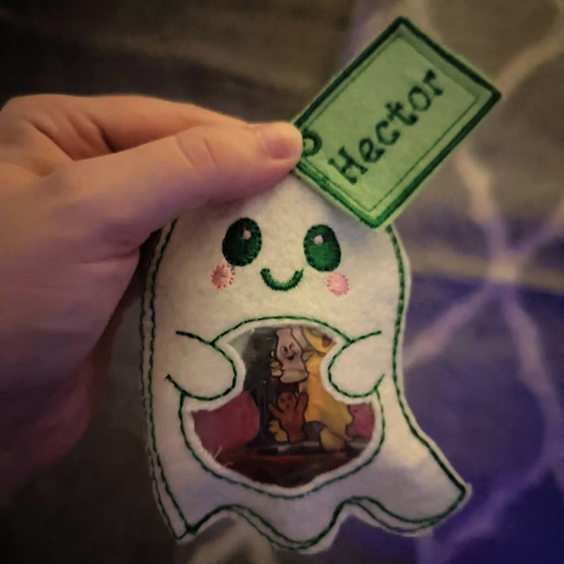 Halloween slikpose med græskar og spøgelse, gennemsigtig glimmerfilt, farverig og festlig.