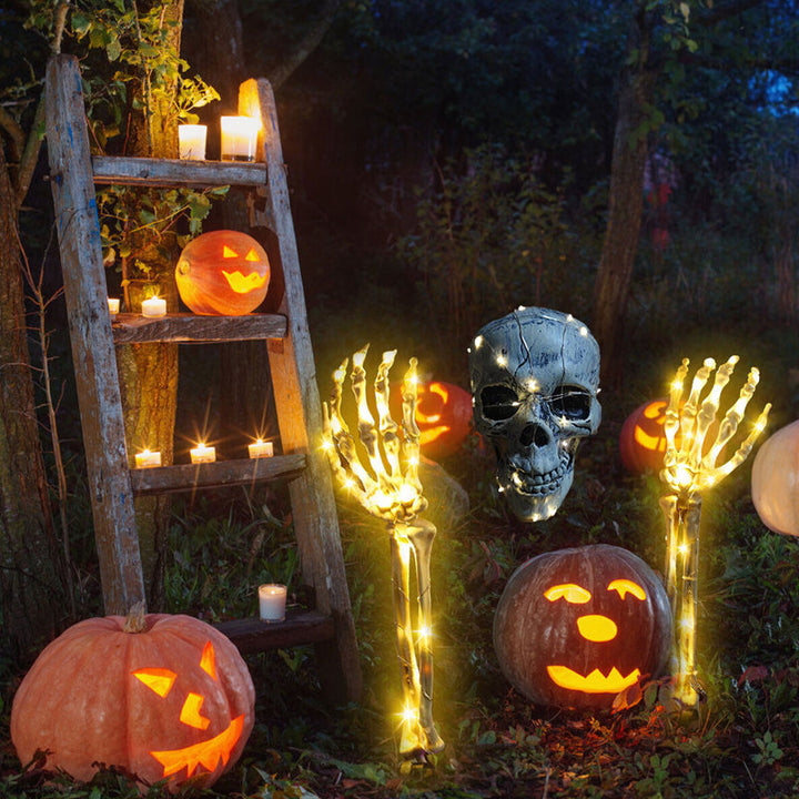 Halloween uhyggelige dekorationslys til haven, orange og sorte farver, realistisk design, skaber en skræmmende atmosfære.