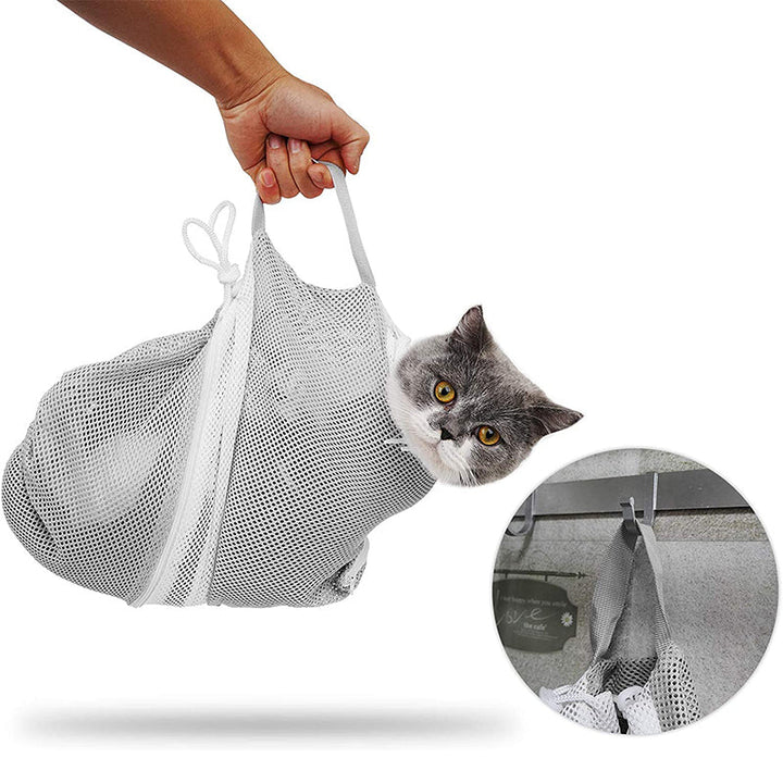 Kattens badnings- og plejepose i grå, åndbart stof, snore, til kattepleje, flerfarvet tilbehør.