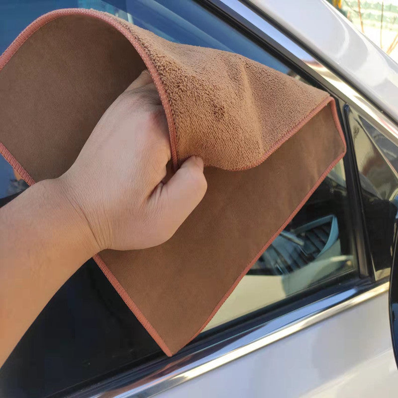 Grå mikrofiber bilklud, meget absorberende og holdbar i konstruktionen til bilpleje og polering.