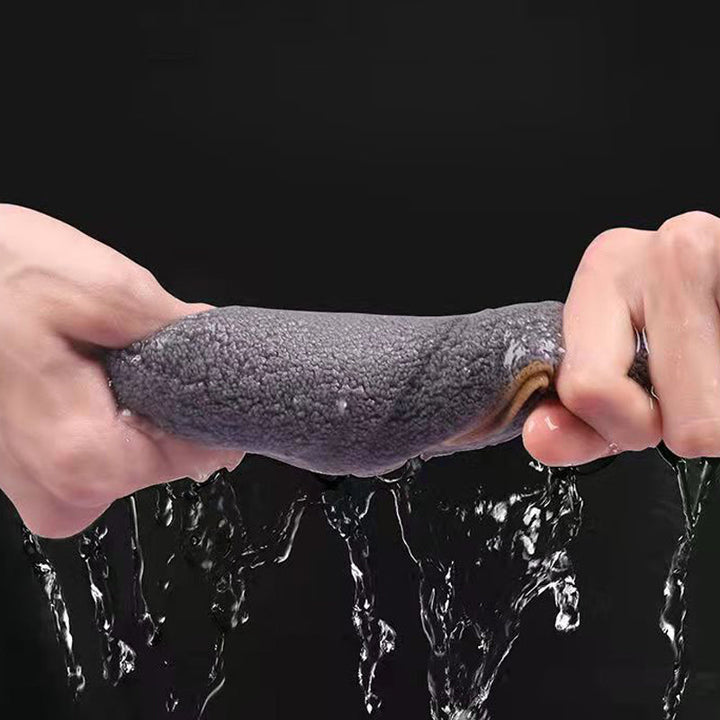 Grå mikrofiber bilklud, meget absorberende og holdbar i konstruktionen til bilpleje og polering.