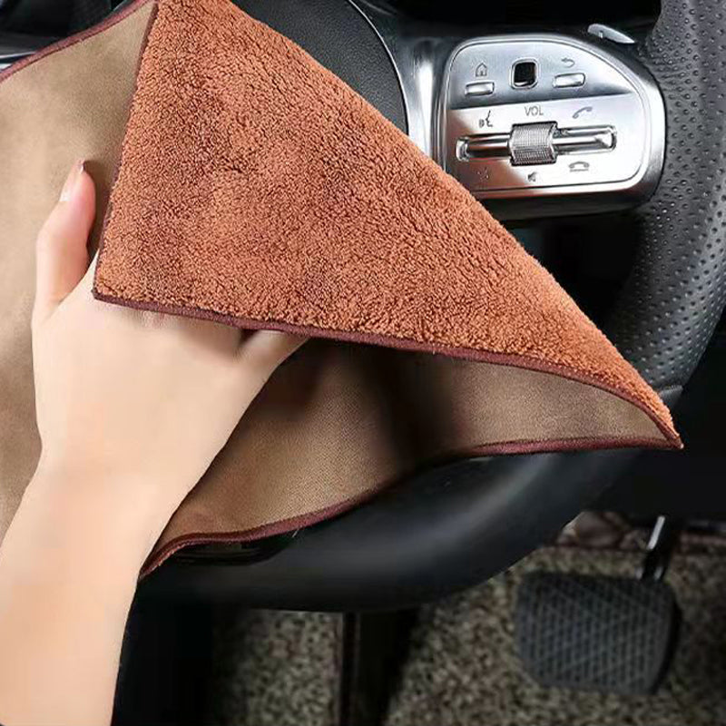 Grå mikrofiber bilklud, meget absorberende og holdbar i konstruktionen til bilpleje og polering.
