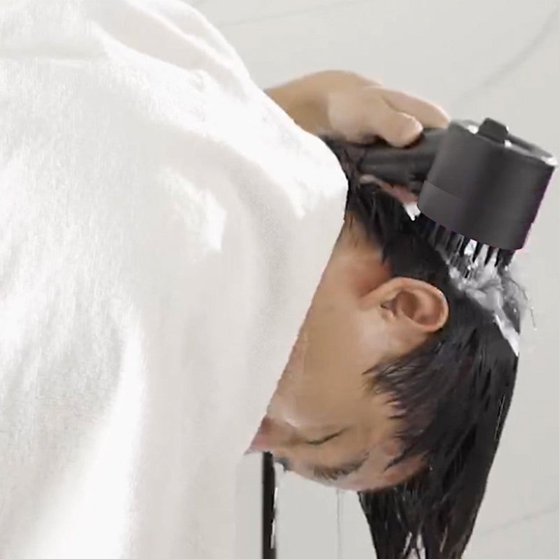 Grå multifunktionel højtryksbruserhoved, moderne design, med tre justerbare tilstande, tilføjer luksus til badeværelset.
