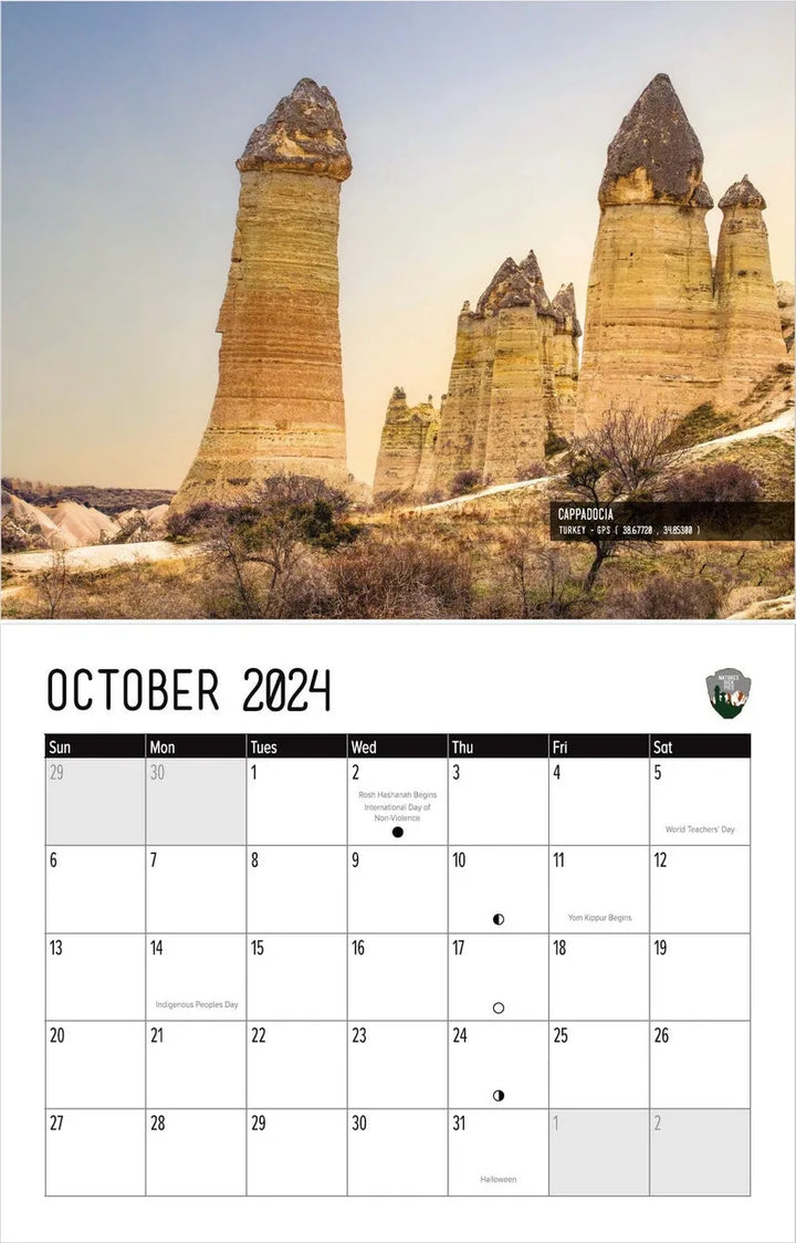 Sjov Natur 2024 kalender, farverige naturmotiver, stenformationer, bringer glæde til hjemmet eller kontoret.