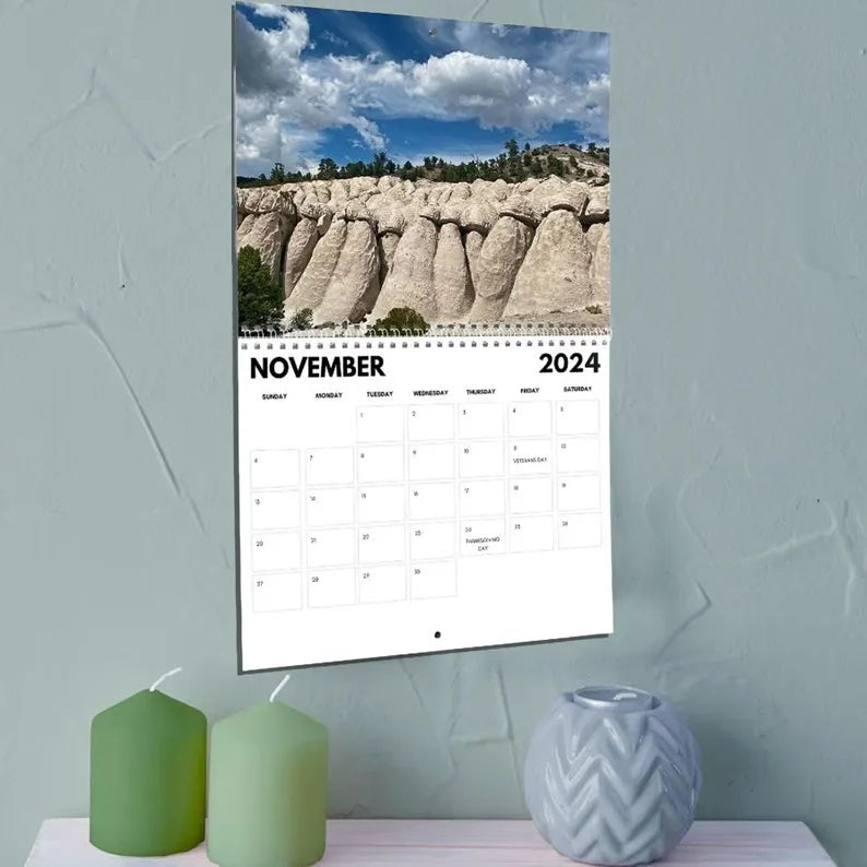 Sjov Natur 2024 kalender, farverige naturmotiver, stenformationer, bringer glæde til hjemmet eller kontoret.