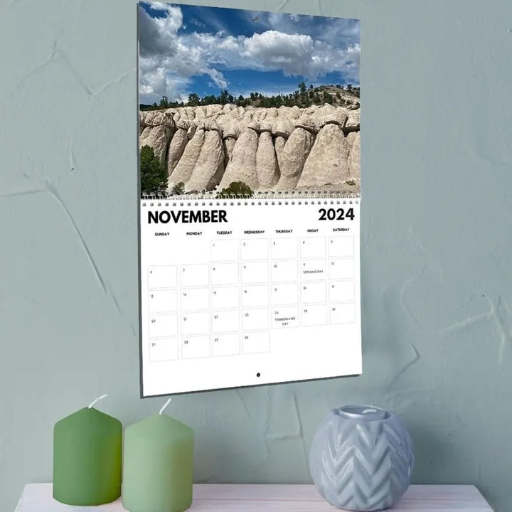 Sjov Natur 2024 kalender, farverige naturmotiver, stenformationer, bringer glæde til hjemmet eller kontoret.