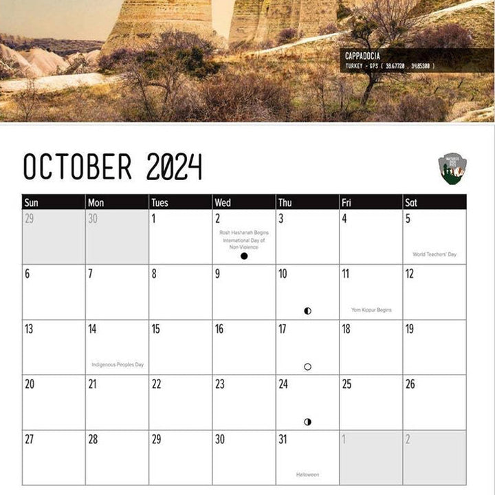 Sjov Natur 2024 kalender, farverige naturmotiver, stenformationer, bringer glæde til hjemmet eller kontoret.