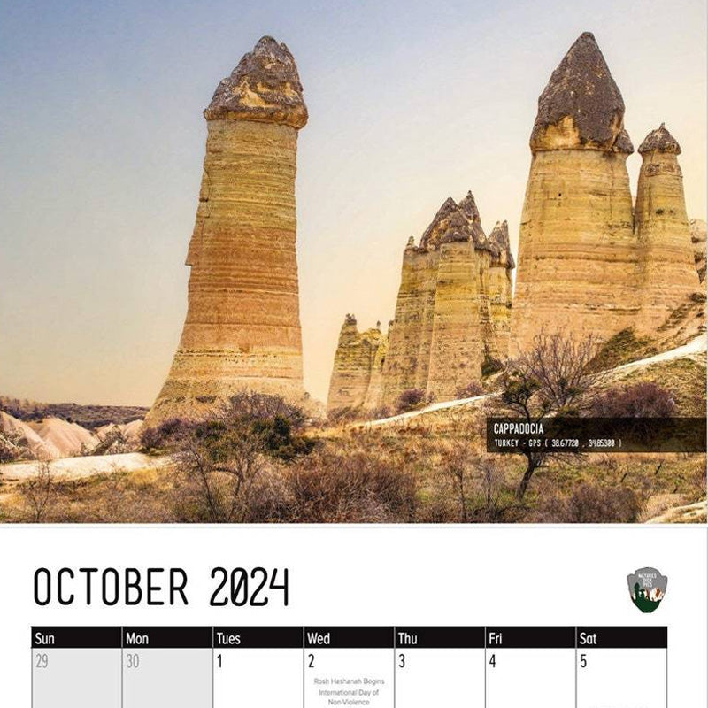 Sjov Natur 2024 kalender, farverige naturmotiver, stenformationer, bringer glæde til hjemmet eller kontoret.
