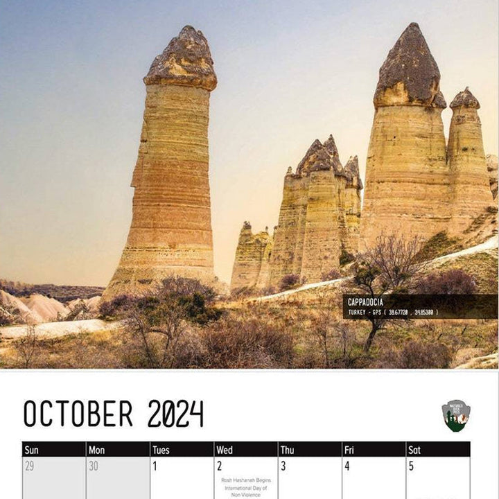 Sjov Natur 2024 kalender, farverige naturmotiver, stenformationer, bringer glæde til hjemmet eller kontoret.