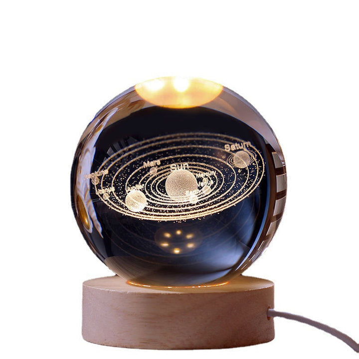 Lysende krystalkugle lampe, krystalkugle på træfod, lyser varmt i mørket, perfekt til boligindretning.