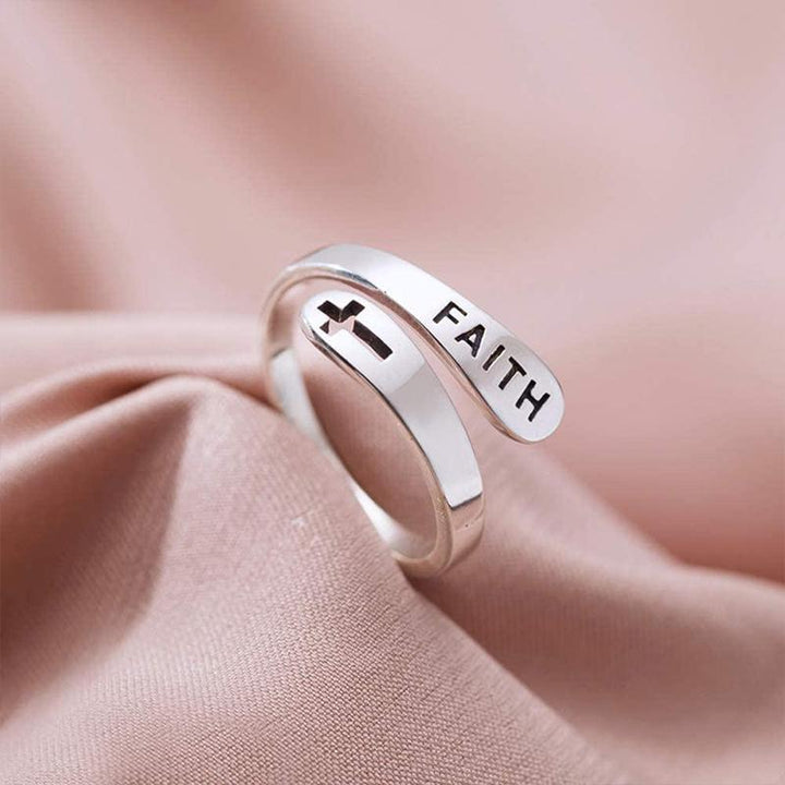 Sølv åben unisex ring med korsdesign, stilfuld og tidløs, passer til alle uanset størrelse.