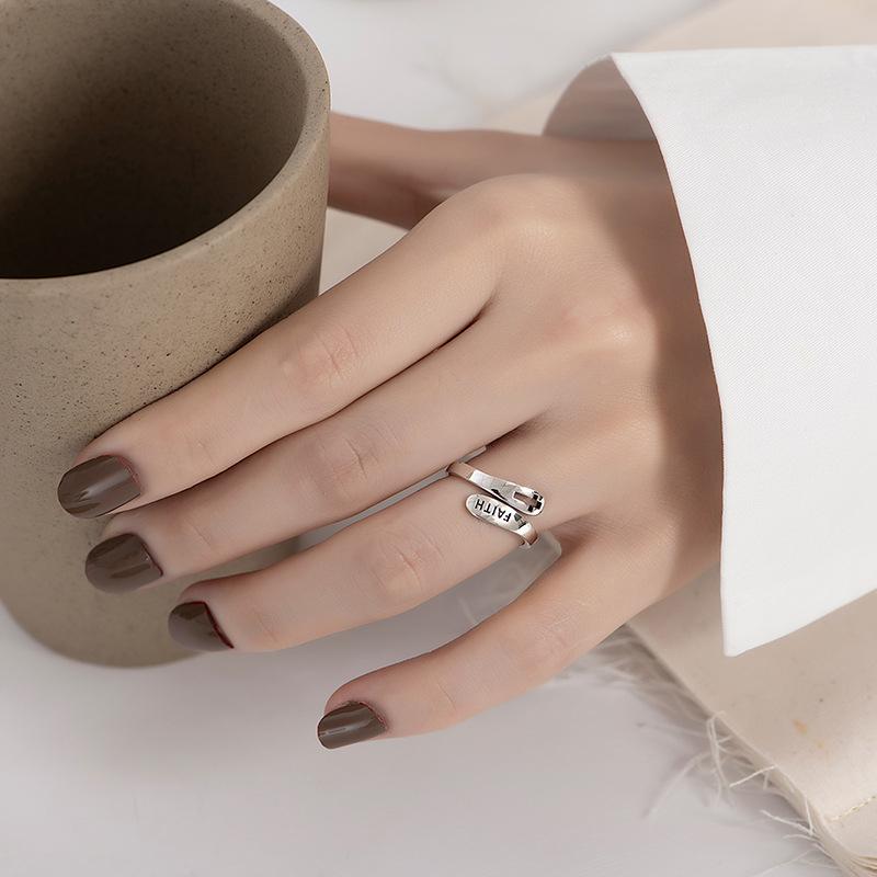 Sølv åben unisex ring med korsdesign, stilfuld og tidløs, passer til alle uanset størrelse.