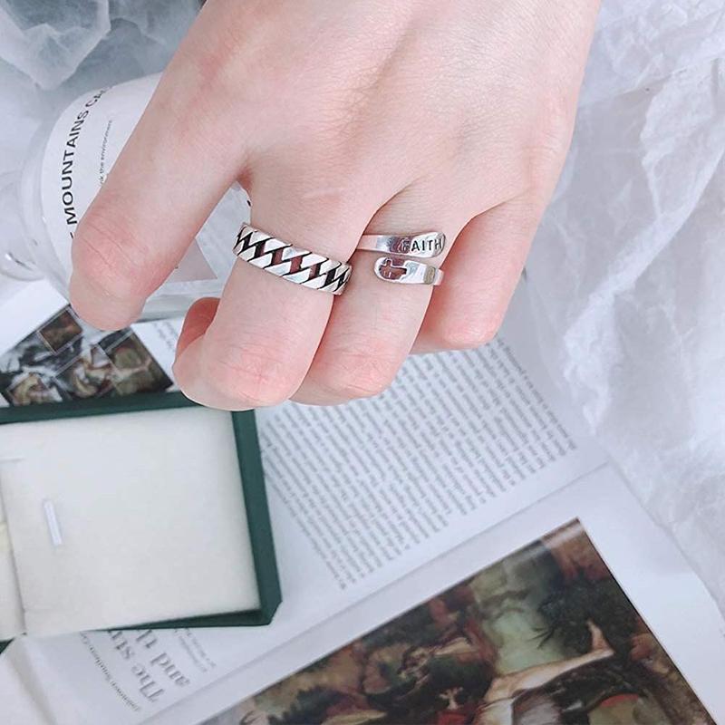 Sølv åben unisex ring med korsdesign, stilfuld og tidløs, passer til alle uanset størrelse.