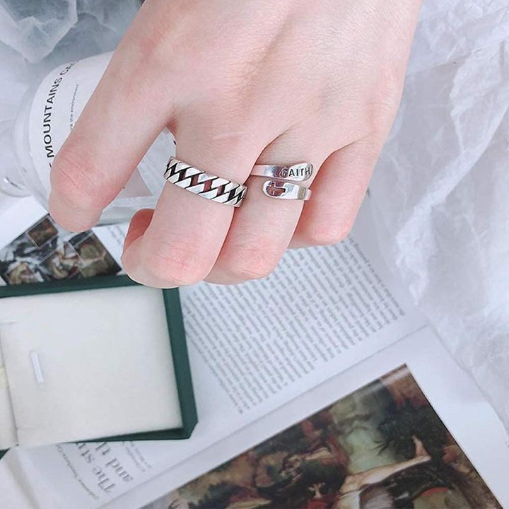 Sølv åben unisex ring med korsdesign, stilfuld og tidløs, passer til alle uanset størrelse.