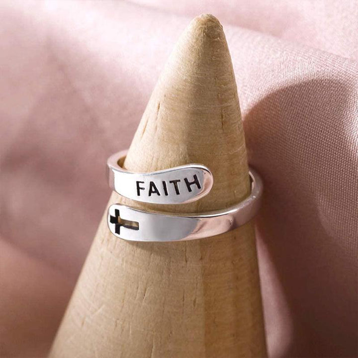 Sølv åben unisex ring med korsdesign, stilfuld og tidløs, passer til alle uanset størrelse.