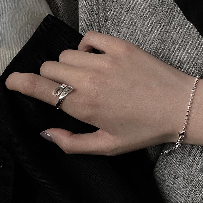 Sølv åben unisex ring med korsdesign, stilfuld og tidløs, passer til alle uanset størrelse.