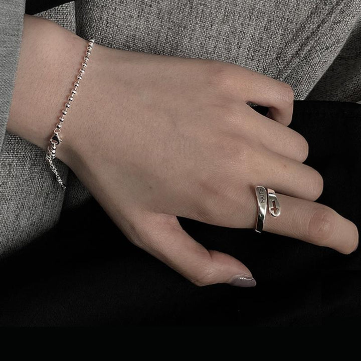 Sølv åben unisex ring med korsdesign, stilfuld og tidløs, passer til alle uanset størrelse.