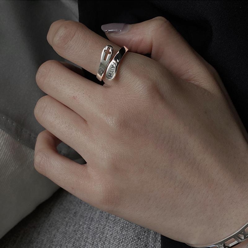 Sølv åben unisex ring med korsdesign, stilfuld og tidløs, passer til alle uanset størrelse.