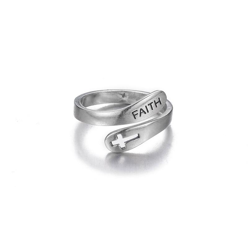 Sølv åben unisex ring med korsdesign, stilfuld og tidløs, passer til alle uanset størrelse.