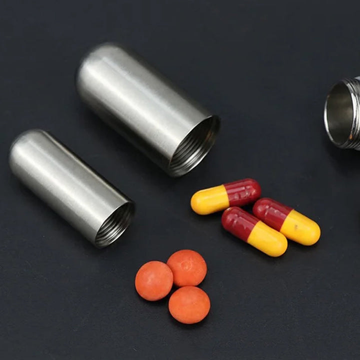 Sølv vandtæt pilleæske i rustfrit stål, kompakt og holdbar, perfekt til daglig brug til at sikre din medicin