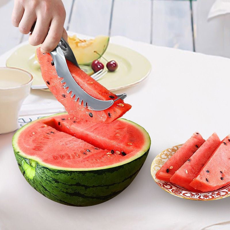 Multifunktionel vandmelon skærer i sølv og grøn, lavet af rustfrit stål med sikkerhedshåndtag, moderne design til køkkenet.