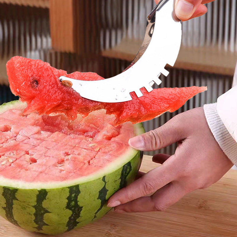 Multifunktionel vandmelon skærer i sølv og grøn, lavet af rustfrit stål med sikkerhedshåndtag, moderne design til køkkenet.