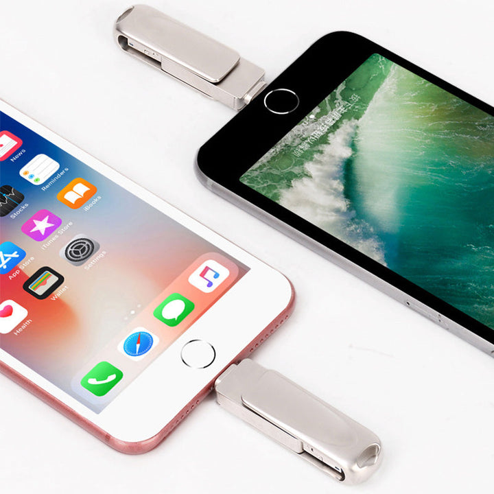 "Hopeanvärinen 3-in-1 USB-muistitikku metallirungolla, liitännät iOS, Android, PC; tyylikäs ja monipuolinen käyttää."