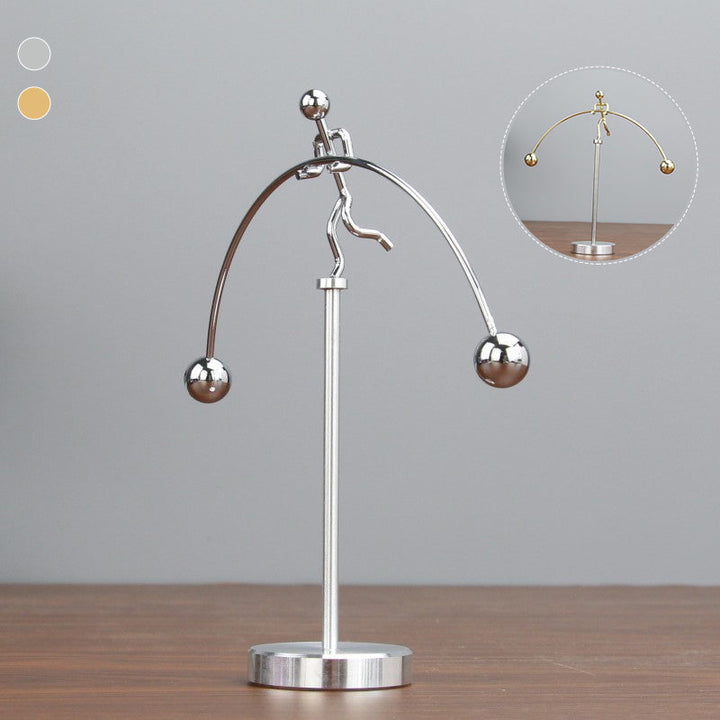 Moderne sølvfarvet metaldekoration med balance mekanisme, elegant tilføjelse til skrivebord eller soveværelse.
