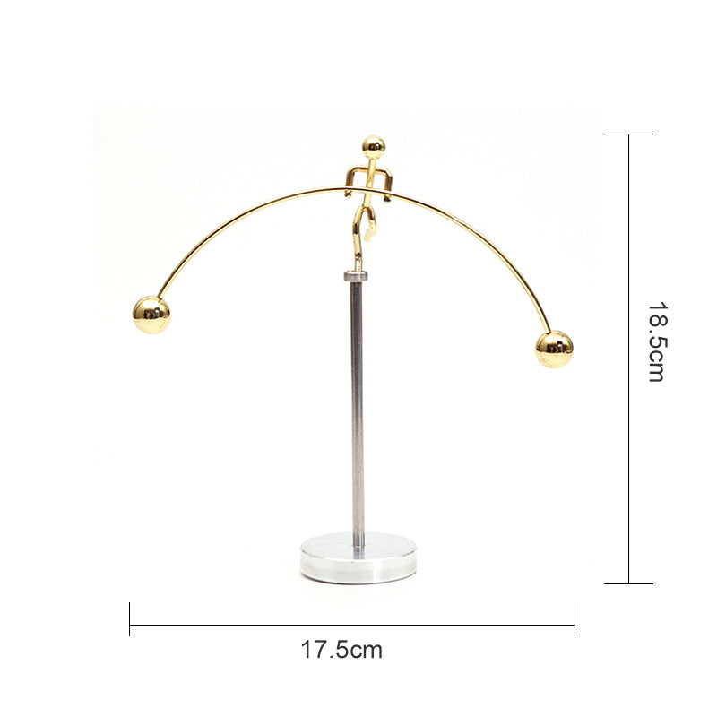 Moderne sølvfarvet metaldekoration med balance mekanisme, elegant tilføjelse til skrivebord eller soveværelse.