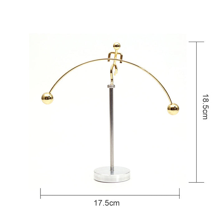 Moderne sølvfarvet metaldekoration med balance mekanisme, elegant tilføjelse til skrivebord eller soveværelse.