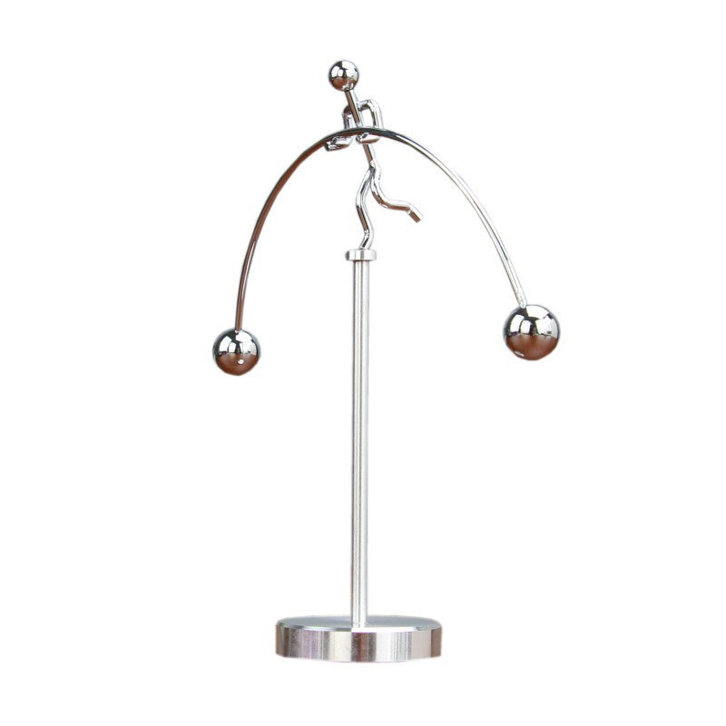 Moderne sølvfarvet metaldekoration med balance mekanisme, elegant tilføjelse til skrivebord eller soveværelse.
