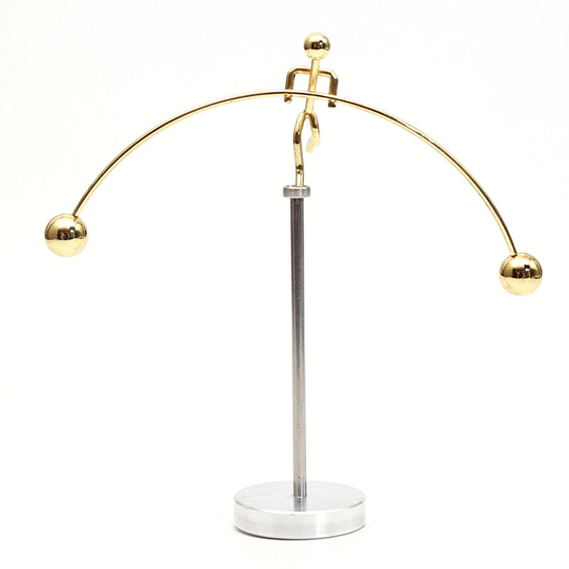 Moderne sølvfarvet metaldekoration med balance mekanisme, elegant tilføjelse til skrivebord eller soveværelse.