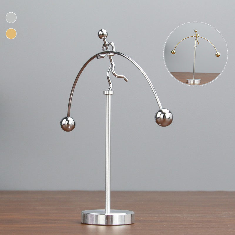 Moderne sølvfarvet metaldekoration med balance mekanisme, elegant tilføjelse til skrivebord eller soveværelse.