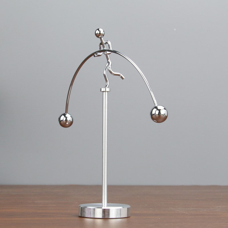 Moderne sølvfarvet metaldekoration med balance mekanisme, elegant tilføjelse til skrivebord eller soveværelse.