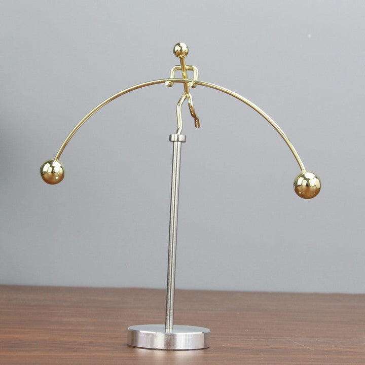 Moderne sølvfarvet metaldekoration med balance mekanisme, elegant tilføjelse til skrivebord eller soveværelse.