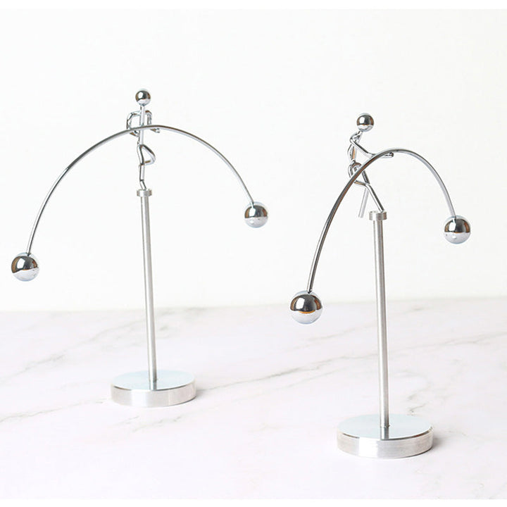 Moderne sølvfarvet metaldekoration med balance mekanisme, elegant tilføjelse til skrivebord eller soveværelse.