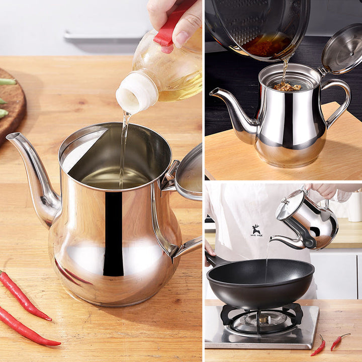 Sølvfarvet oliebeholder i rustfrit stål med si, ergonomisk håndtag, buet tud, støvtæt låg.