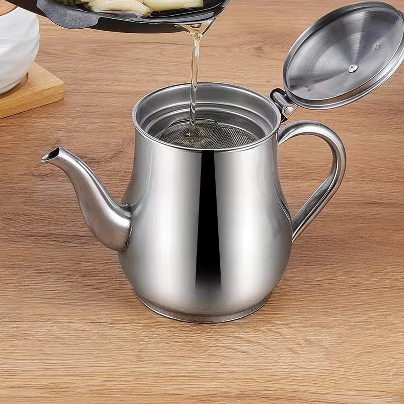 Sølvfarvet oliebeholder i rustfrit stål med si, ergonomisk håndtag, buet tud, støvtæt låg.