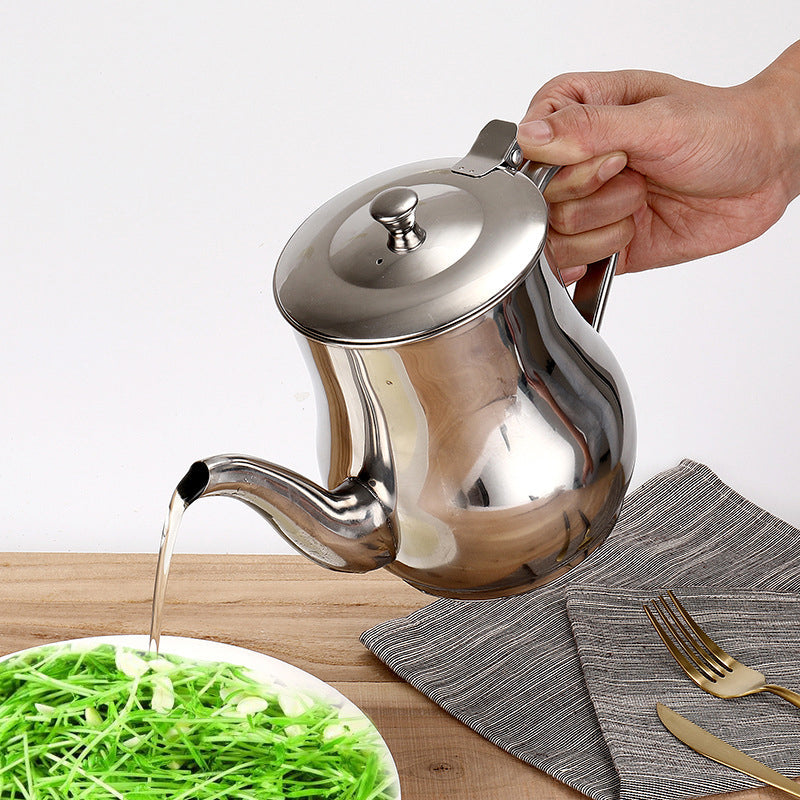 Sølvfarvet oliebeholder i rustfrit stål med si, ergonomisk håndtag, buet tud, støvtæt låg.