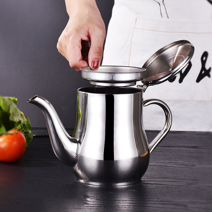 Sølvfarvet oliebeholder i rustfrit stål med si, ergonomisk håndtag, buet tud, støvtæt låg.
