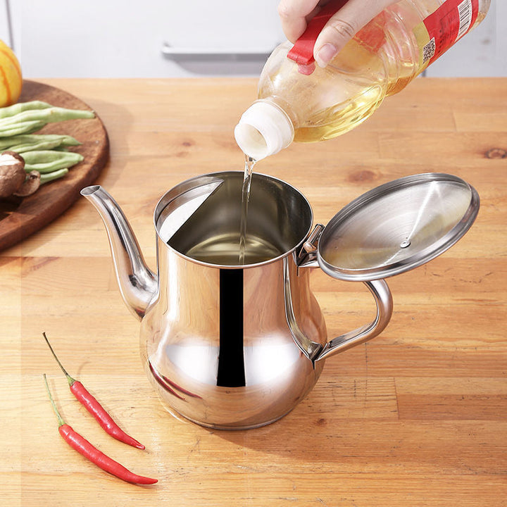Sølvfarvet oliebeholder i rustfrit stål med si, ergonomisk håndtag, buet tud, støvtæt låg.
