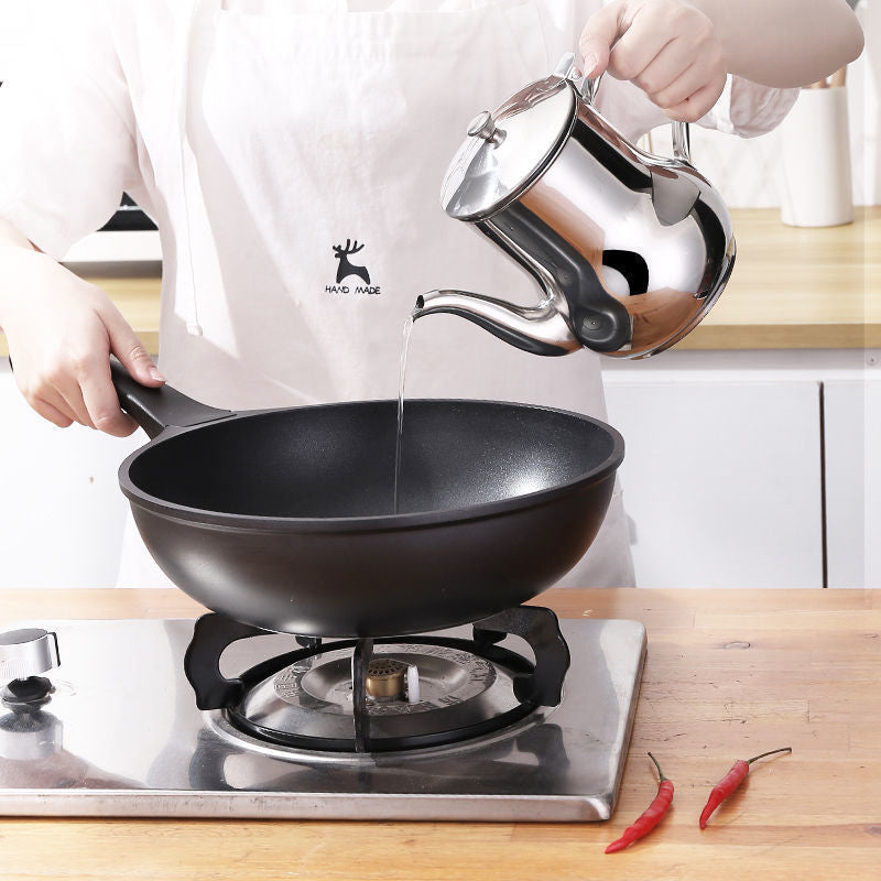 Sølvfarvet oliebeholder i rustfrit stål med si, ergonomisk håndtag, buet tud, støvtæt låg.