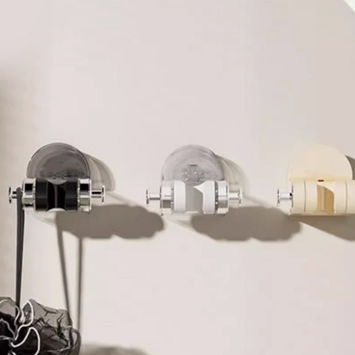 Sølvfarvet bruseholder med sugekopper, inkluderer kroge, passer til brusehoveder, nem installation uden boring.