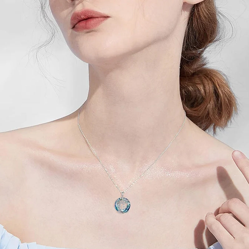 Livets træ krystalvedhæng til kvinder, sølv og blå krystal, elegant og tidløst design.