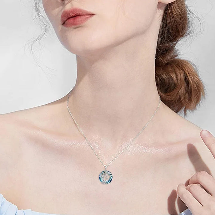 Livets træ krystalvedhæng til kvinder, sølv og blå krystal, elegant og tidløst design.