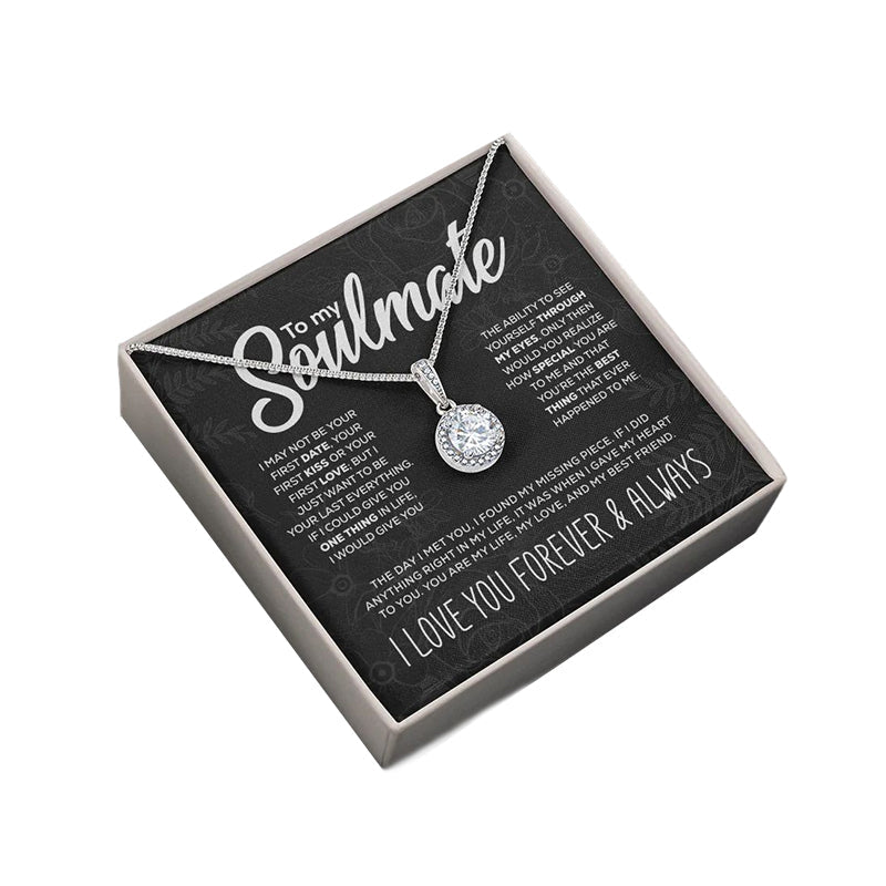 Damehalskæde i sølv med "Soulmate"-vedhæng, skinnende og elegant design, gaveindpakning understreger tidløshed.