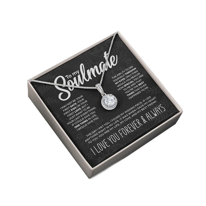 Damehalskæde i sølv med "Soulmate"-vedhæng, skinnende og elegant design, gaveindpakning understreger tidløshed.