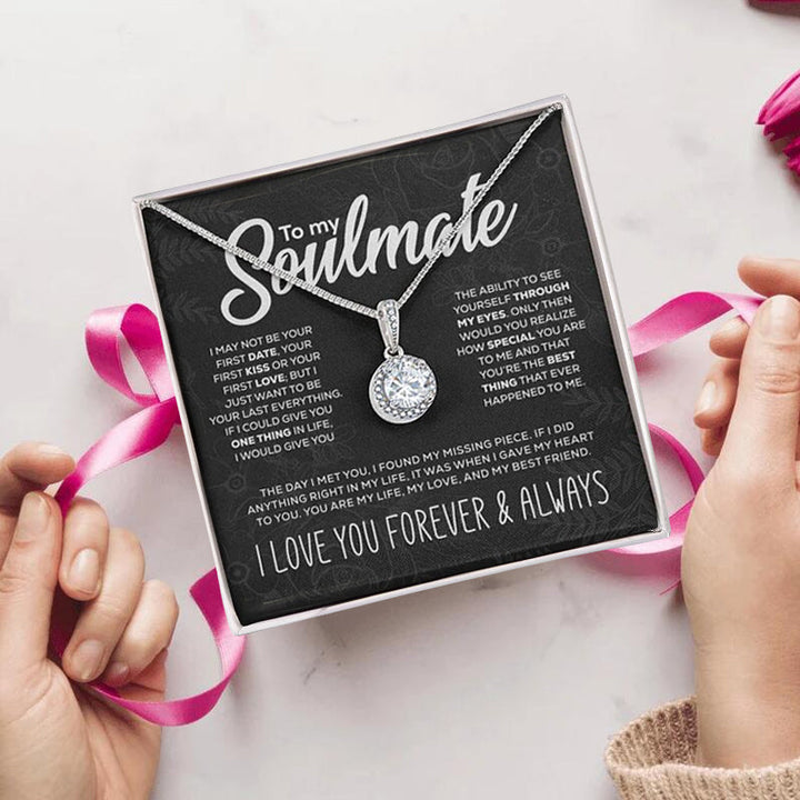 Damehalskæde i sølv med "Soulmate"-vedhæng, skinnende og elegant design, gaveindpakning understreger tidløshed.