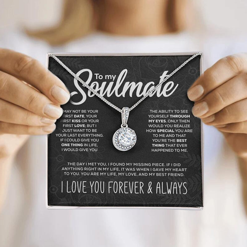 Damehalskæde i sølv med "Soulmate"-vedhæng, skinnende og elegant design, gaveindpakning understreger tidløshed.